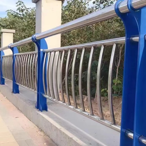 工程護欄，拉絲不銹鋼管VS鏡面不銹鋼管，哪個更好？