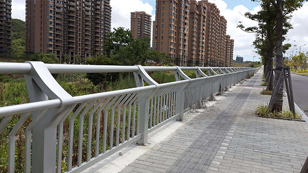 不銹鋼護(hù)欄圍欄哪種更適合你用？