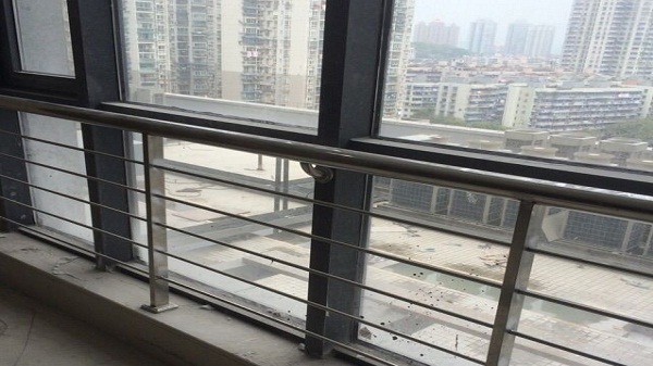 封閉式陽臺不銹鋼護(hù)欄