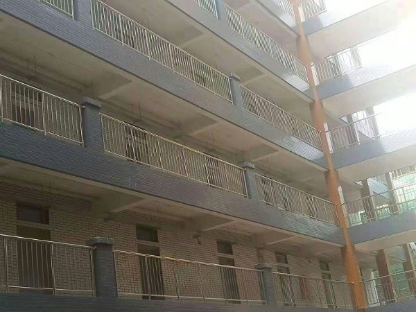 祝賀梧州國光電子產(chǎn)業(yè)基地陽臺(tái)不銹鋼護(hù)欄項(xiàng)目順利完工