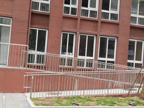 廣東東莞小區(qū)不銹鋼防護(hù)欄桿項(xiàng)目