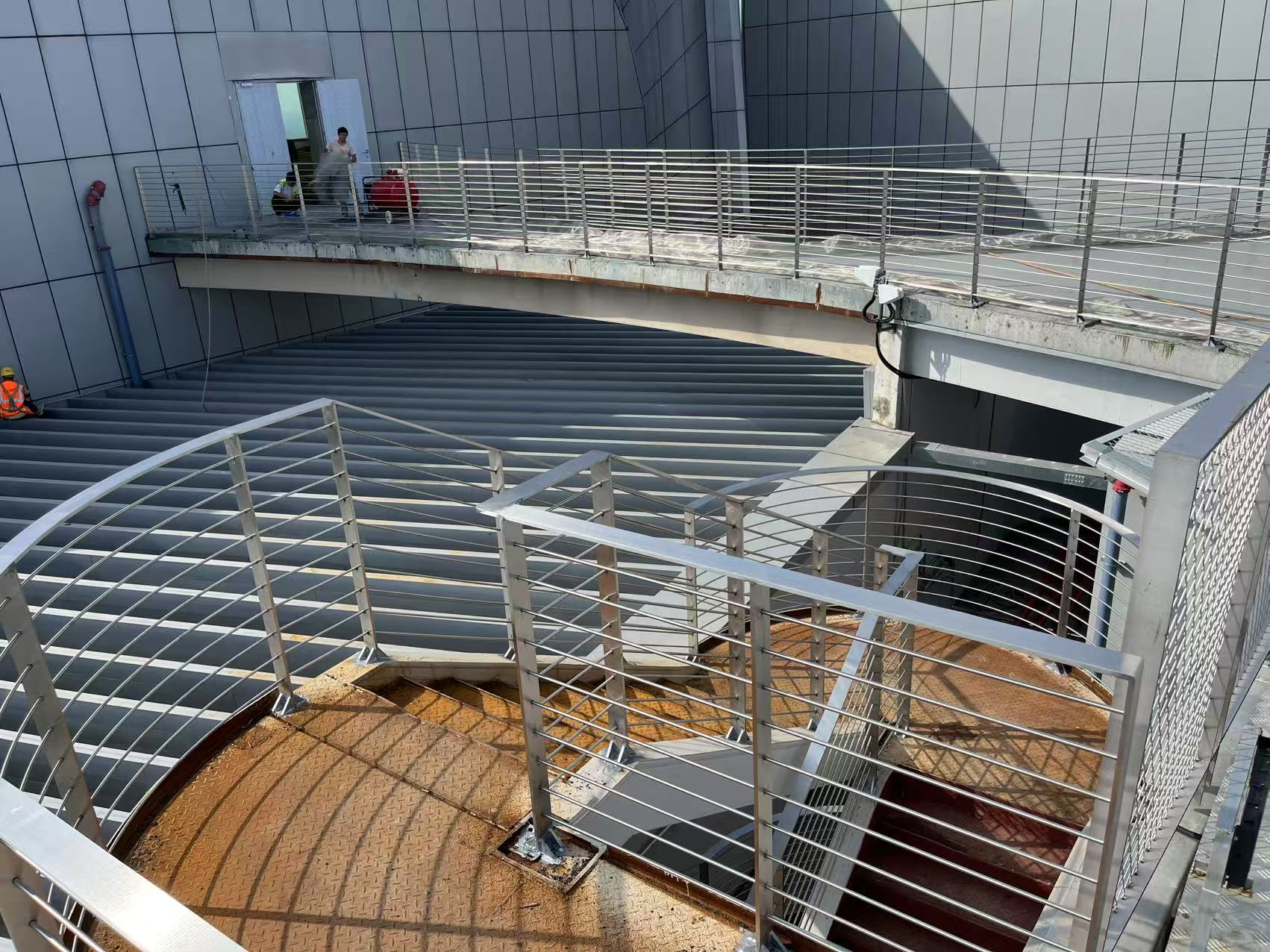 喜師傅不銹鋼護(hù)欄廠家 | 穿線管拉絲不銹鋼護(hù)欄應(yīng)用案例