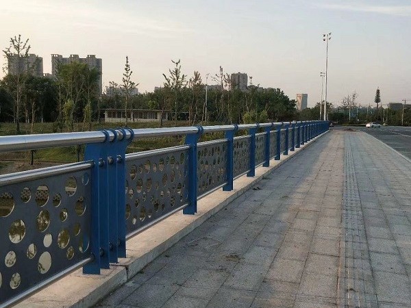 道路不銹鋼護(hù)欄的價(jià)錢由什么決定？