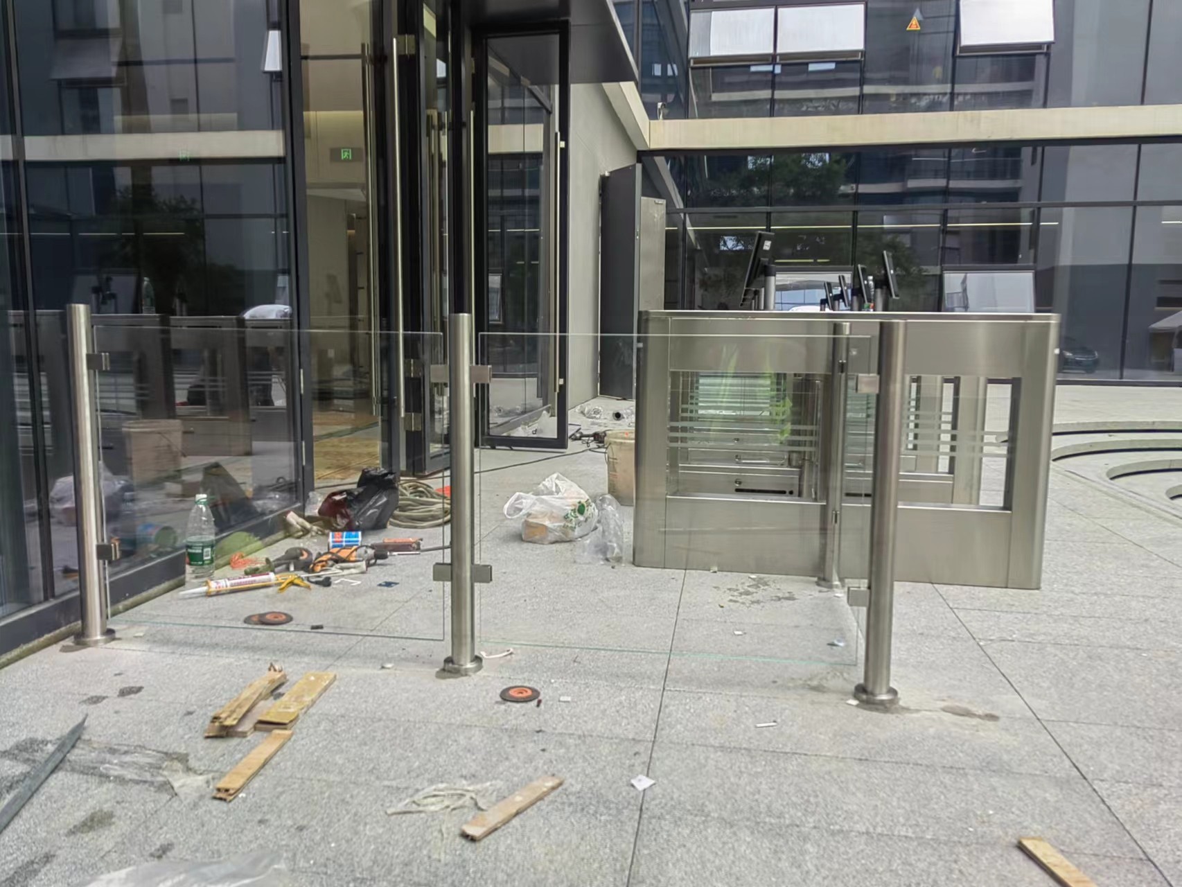 東莞寫字樓不銹鋼玻璃護欄案例